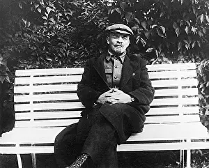 Ilich: LENIN SITS ON A BENCH