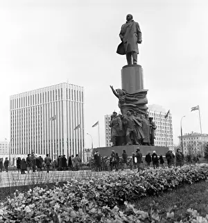 Unveiling: Lenin statue in Oktyabrskaya Square, 1985