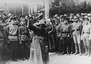 Trotzki: Leon Trotsky with soldiers. About 1921