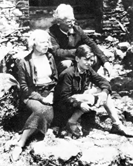 Grandson: Leon Trotsky with wife and grandson, 1940