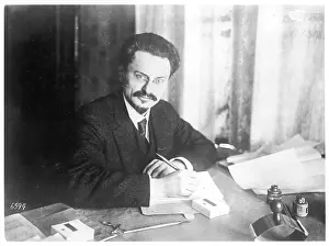 Litovsk: Leon Trotzky at his desk