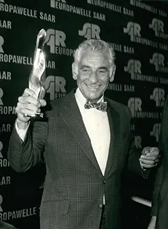 Goldene: Leonard Bernstein, American composer and conductor, Paris