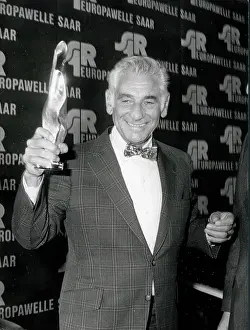 Goldene: Leonard Bernstein, American composer and conductor, Paris