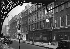 Photo Union Collection: Leoni's Quo Vadis restaurant, 1947