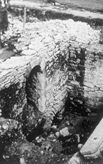 Nunn: Lesnes Abbey - Window, Culvert in Rere Dorter