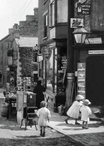 Leyburn: Leyburn, Children at the Post Office 1914