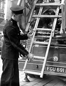 Adjustable: Leyland Metz fire engine with sliding ladder