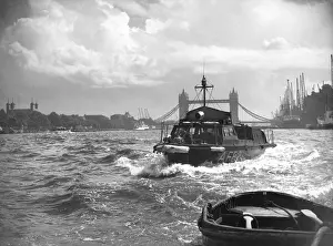 Choppy: LFB fireboat AFB2, River Thames, Pool of London
