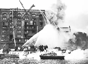 Wapping: LFB fireboat Massey Shaw tackling a warehouse fire