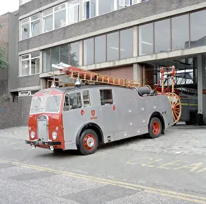 Lfdca: LFDCA-LFB Vintage fire engine at Clapham fire station