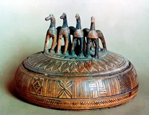 Quadriga: Lid from an Attic pyxis (7th-6th centuries BC)
