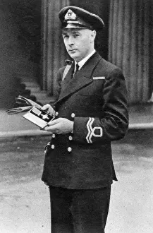 %iln: Lieutenant Ernest Gidden receiving the George Cross, 1942