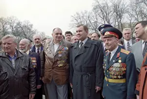 Lebed: Lieutenant General Lebed with World War II veterans, 1997