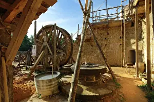 Guyot: Lifting gear, Chateau de Guedelon, Treigny, Burgundy, France