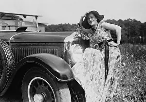 Dagover: Lil Dagover in front of her car