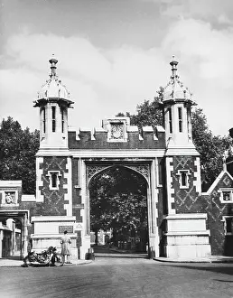 1300s: LINCOLN'S INN GATE/1939