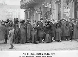 Queuing: Line in front of the polling station in Berlin, 1919