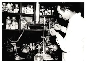 Unites: Linus Pauling, American Biochemist