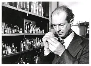 Unites: Linus Pauling, American Biochemist