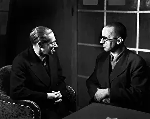Sitzen: Lion Feuchtwanger and Bertolt Brecht