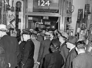 Demand: Listeners while Hitler gives a speech in the
