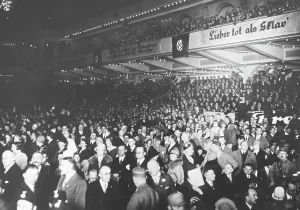 Rather: Listeners during a speech Adolf Hitler, 1928