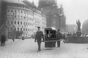 Neumarkt: Litter bearer in Dresden, 1911