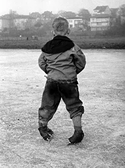 Spielen: Little boy practices ice skating