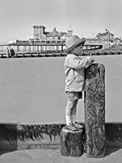 Sunhat: Little boy at the seaside