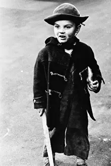 Duffel: Little boy in St Stephen's Gardens