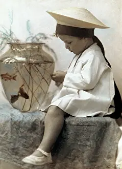 Livorno: Little girl with goldfish