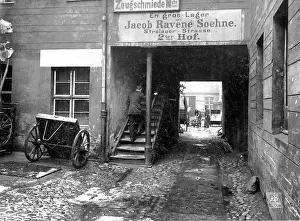 Stages: Living and working yard in Berlin around 1880