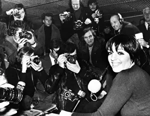 20 29: Liza Minnelli is surrounded by photographers during