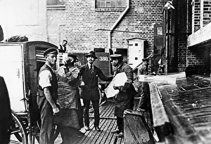 Grocer: Loading artificial ice, around 1900