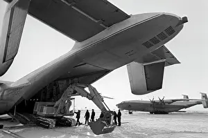 Antonov: Loading of construction machinery into an Antonov