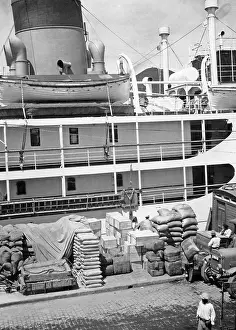 Handling: Loading of goods, around 1930