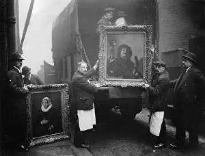 Beeing: Loading of paintings after the end of an exhibition