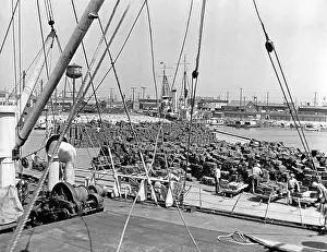 Dockers: Loading of scrap metal, 1933