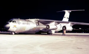 Starlifter: Lockheed C-141 Starlifter