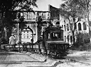 Coliseum: Locomotive in front of the Arch of Constantine in Rome, 1932