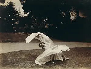 Loie: Loie Fuller dancing