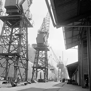 Overhanging: London Docks