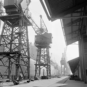 Overhanging: London Docks