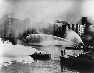 Lcgr1407: London Firemen direct water from their fireboats