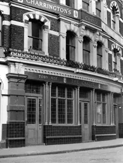 Penniless: LONDON PUB/THE CASTLE