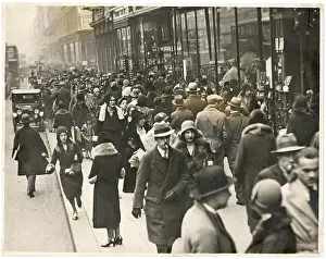 Hustle: London Shoppers - 1930
