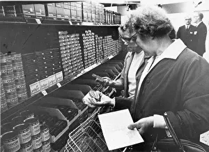 Shoppers: London shoppers with conversion tables - Decimilisation