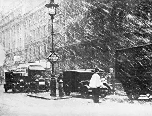 Slowly: LONDON SNOWED UPON