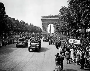 Triomphe: Long line of crowds watching the entrance