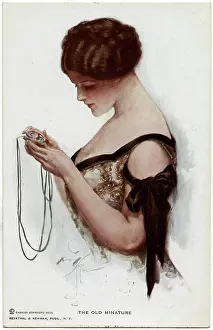 Objets: LOOKING AT A LOCKET
